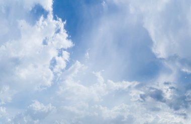 Bulutlu mavi gökyüzünün güzel manzarası. Güzel şekiller, parçalı bulutlar. Renkli gün batımı. Doğal gökyüzü arkaplan dokusu, güzel bir renk. Mavi gökyüzünde parlak bir manzara. Seçici odaklanma. Panorama.