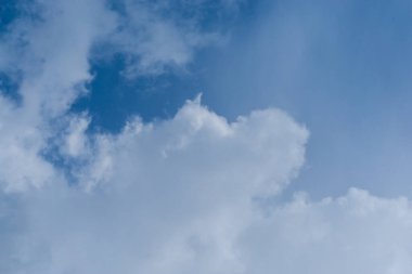 Bulutlu mavi gökyüzünün güzel manzarası. Güzel şekiller, parçalı bulutlar. Renkli gün batımı. Doğal gökyüzü arkaplan dokusu, güzel bir renk. Mavi gökyüzünde parlak bir manzara. Seçici odaklanma. Panorama.