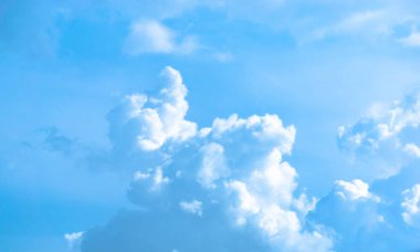 Bulutlu mavi gökyüzünün güzel manzarası. Güzel şekiller, parçalı bulutlar. Renkli gün batımı. Doğal gökyüzü arkaplan dokusu, güzel bir renk. Mavi gökyüzünde parlak bir manzara. Seçici odaklanma. Panorama.