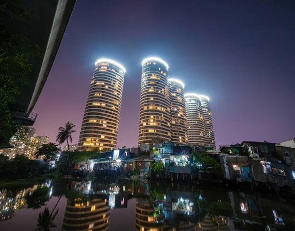 Una Scena Contrasto Tra Nuovi Edifici Moderni Baraccopoli Paesi Sviluppo — Foto Stock