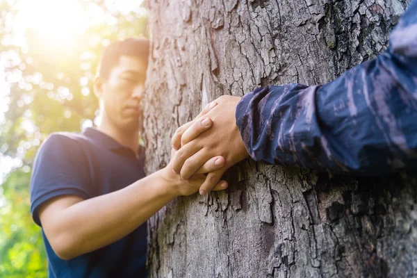 Δύο Ασιάτες Φίλοι Αγκαλιάζουν Ένα Μεγάλο Δέντρο Μια Μακάρια Έκφραση — Φωτογραφία Αρχείου