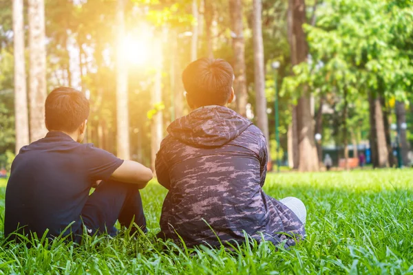 Doi Prieteni Asiatici Stând Iarbă Verde Parc Încurajând Mângâiindu Prietenul — Fotografie, imagine de stoc