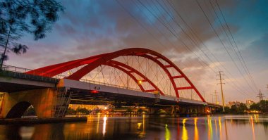 Binh Loi Köprüsü 'nde güzel bir günbatımı. Gece yeni ve eski. Yoğun saatlerde, Ho Chi Minh City, Vietnam. Seyahat ve manzara konsepti.