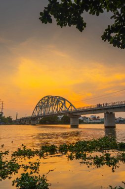 Binh Loi Köprüsü 'nde güzel bir günbatımı. Gece yeni ve eski. Yoğun saatlerde, Ho Chi Minh City, Vietnam. Seyahat ve manzara konsepti.
