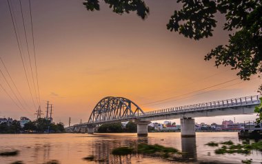 Binh Loi Köprüsü 'nde güzel bir günbatımı. Gece yeni ve eski. Yoğun saatlerde, Ho Chi Minh City, Vietnam. Seyahat ve manzara konsepti.