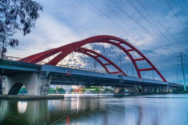Binh Loi Köprüsü 'nde güzel bir günbatımı. Gece yeni ve eski. Yoğun saatlerde, Ho Chi Minh City, Vietnam. Seyahat ve manzara konsepti.