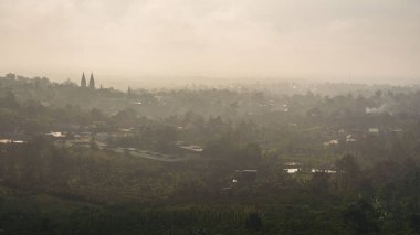 Bao Loc kasabasındaki vadide güneş ışığı ve sisli. Uzak tarafı Vietnam 'ın Lam Dong eyaletindeki Tan Hoa Kilisesi. Seyahat ve manzara konsepti.
