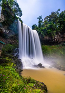 Güzel Dambri şelalesi ormanın içinde, Bao Loc şehri, Vietnam. Peyzaj ve seyahat kavramı
