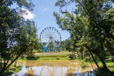 Dambri, Bao Loc City, Vietnam 'da büyük beyaz feribot tekerleği olan bir park. Seyahat ve manzara konsepti