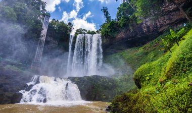 Güzel Dambri şelalesi ormanın içinde, Bao Loc şehri, Vietnam. Peyzaj ve seyahat kavramı