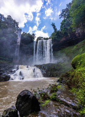 Güzel Dambri şelalesi ormanın içinde, Bao Loc şehri, Vietnam. Peyzaj ve seyahat kavramı