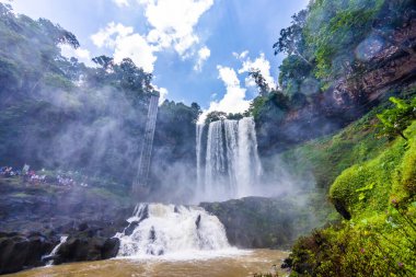 Güzel Dambri şelalesi ormanın içinde, Bao Loc şehri, Vietnam. Peyzaj ve seyahat kavramı
