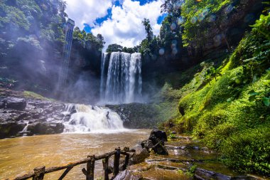 Güzel Dambri şelalesi ormanın içinde, Bao Loc şehri, Vietnam. Peyzaj ve seyahat kavramı