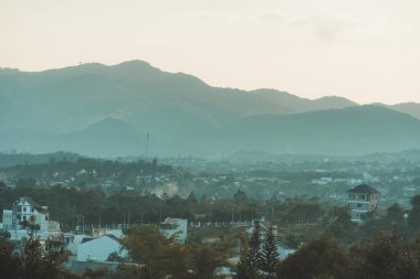 Bao Loc şehri yakınlarındaki güzel bir vadi ve dağ manzarası, Lam Dong vilayeti, Vietnam. Seyahat ve manzara konsepti