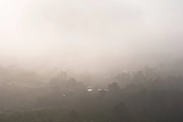 Raggi Sole Nebbia Valle Sulla Città Bao Loc Lato Opposto — Foto Stock
