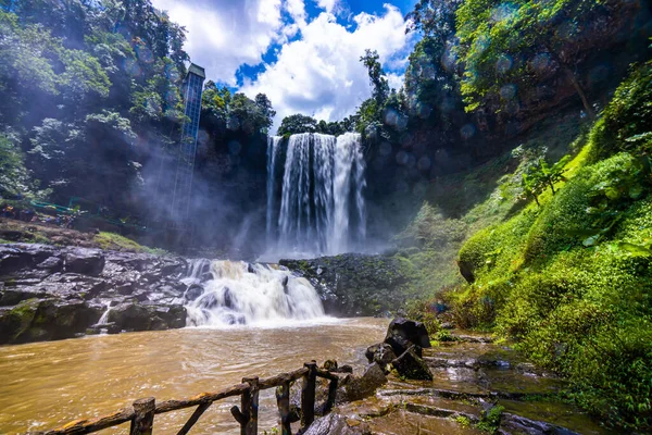 Bela Cachoeira Dambri Está Dentro Floresta Cidade Bao Loc Vietnam — Fotografia de Stock