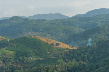 Bao Loc şehri yakınlarındaki güzel bir vadi ve dağ manzarası, Lam Dong vilayeti, Vietnam. Seyahat ve manzara konsepti