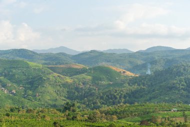 Bao Loc şehri yakınlarındaki güzel bir vadi ve dağ manzarası, Lam Dong vilayeti, Vietnam. Seyahat ve manzara konsepti
