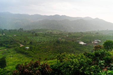 Bao Loc şehri yakınlarındaki güzel bir vadi ve dağ manzarası, Lam Dong vilayeti, Vietnam. Seyahat ve manzara konsepti