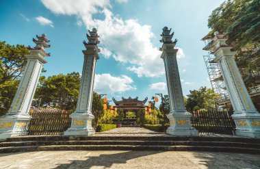 Bao Loc şehrindeki Bat Nha Pagoda 'nın güzel manzarası, Lam Dong eyaleti, Vietnam. Fotoğraflardaki metnin anlamı Bat Nha pagoda (Vietnamca). Seyahat ve din kavramı.