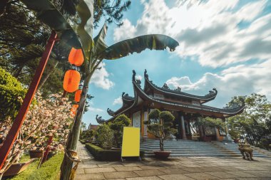 Bao Loc şehrindeki Bat Nha Pagoda 'nın güzel manzarası, Lam Dong eyaleti, Vietnam. Fotoğraflardaki metnin anlamı Bat Nha pagoda (Vietnamca). Seyahat ve din kavramı.