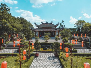 Bao Loc şehrindeki Bat Nha Pagoda 'nın havadan görünüşü, Lam Dong, Vietnam. Fotoğraflardaki metnin anlamı Bat Nha pagoda (Vietnamca). Seyahat ve manzara konsepti