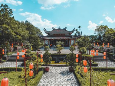 Bao Loc şehrindeki Bat Nha Pagoda 'nın havadan görünüşü, Lam Dong, Vietnam. Fotoğraflardaki metnin anlamı Bat Nha pagoda (Vietnamca). Seyahat ve manzara konsepti