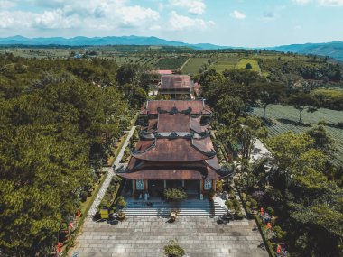 Bao Loc şehrindeki Bat Nha Pagoda 'nın havadan görünüşü, Lam Dong, Vietnam. Fotoğraflardaki metnin anlamı Bat Nha pagoda (Vietnamca). Seyahat ve manzara konsepti