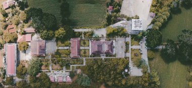 Bao Loc şehrindeki Bat Nha Pagoda 'nın havadan görünüşü, Lam Dong, Vietnam. Fotoğraflardaki metnin anlamı Bat Nha pagoda (Vietnamca). Seyahat ve manzara konsepti