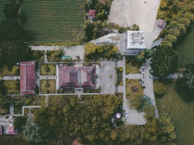 Bao Loc şehrindeki Bat Nha Pagoda 'nın havadan görünüşü, Lam Dong, Vietnam. Fotoğraflardaki metnin anlamı Bat Nha pagoda (Vietnamca). Seyahat ve manzara konsepti