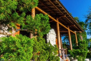 Bao Loc şehri, Lam Dong eyaleti, Vietnam - 03 Mayıs 2021: Bao Loc şehri yakınlarındaki Linh Quy Phap an pagoda 'nın güzel gün doğumu manzarası, Lam Dong eyaleti, Vietnam. Seyahat ve manzara konsepti