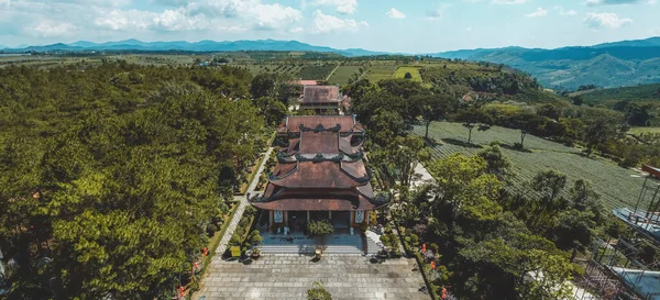 越南林东道包罗市Bat Nha塔的空中景观 照片中的文字是Bat Nha Pagoda 越南语 旅行和景观概念 — 图库照片