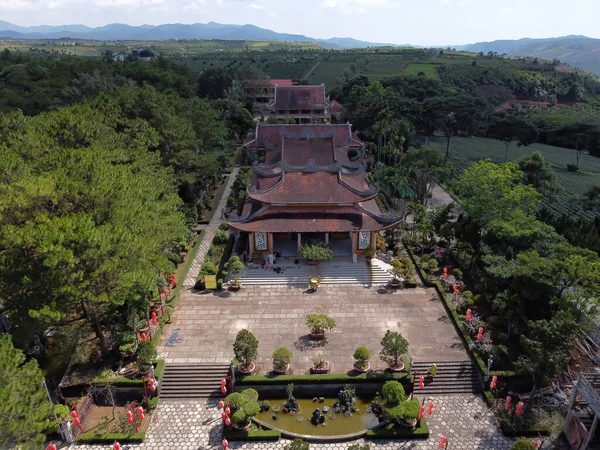 공중에서 파고다 Bat Nha Pagoda 베트남의 Lam Dong Province 사진의 — 스톡 사진