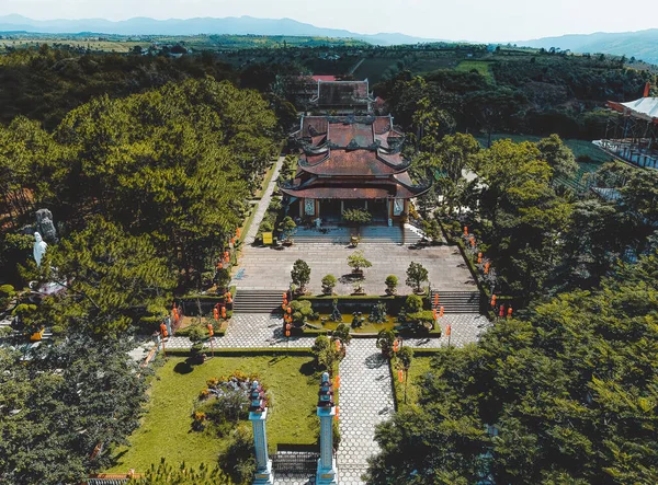 越南林东道包罗市Bat Nha塔的空中景观 照片中的文字是Bat Nha Pagoda 越南语 旅行和景观概念 — 图库照片