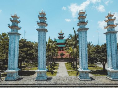 Bao Loc şehrindeki Hoa Nghiem Pagoda 'nın güzel manzarası, Lam Dong, Vietnam. Fotoğraflardaki metin, bu pagoda (Vietnamca) adı olan Hoa Nghiem pagoda anlamına gelir. Seyahat ve din kavramı.