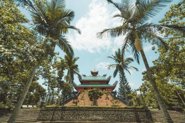 Bao Loc şehrindeki Hoa Nghiem Pagoda 'nın güzel manzarası, Lam Dong, Vietnam. Fotoğraflardaki metin, bu pagoda (Vietnamca) adı olan Hoa Nghiem pagoda anlamına gelir. Seyahat ve din kavramı.