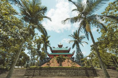 Bao Loc şehrindeki Hoa Nghiem Pagoda 'nın güzel manzarası, Lam Dong, Vietnam. Fotoğraflardaki metin, bu pagoda (Vietnamca) adı olan Hoa Nghiem pagoda anlamına gelir. Seyahat ve din kavramı.