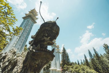 Bao Loc şehrindeki Hoa Nghiem Pagoda 'nın güzel manzarası, Lam Dong, Vietnam. Fotoğraflardaki metin, bu pagoda (Vietnamca) adı olan Hoa Nghiem pagoda anlamına gelir. Seyahat ve din kavramı.
