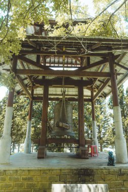 Bao Loc şehrindeki Hoa Nghiem Pagoda 'nın güzel manzarası, Lam Dong, Vietnam. Fotoğraflardaki metin, bu pagoda (Vietnamca) adı olan Hoa Nghiem pagoda anlamına gelir. Seyahat ve din kavramı.