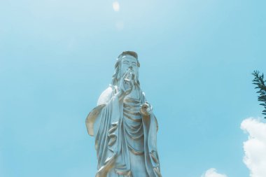 Bao Loc şehrindeki Hoa Nghiem Pagoda 'nın güzel manzarası, Lam Dong, Vietnam. Fotoğraflardaki metin, bu pagoda (Vietnamca) adı olan Hoa Nghiem pagoda anlamına gelir. Seyahat ve din kavramı.