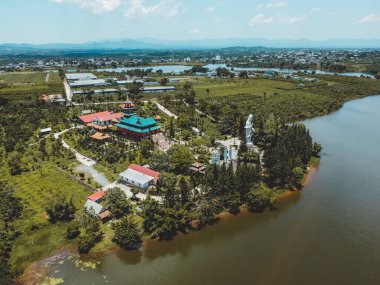 Bao loc şehrindeki Hoa Nghiem Pagoda 'nın havadan görünüşü, Lam Dong, Vietnam. Bu pagoda, Bao Lam Gölü üzerinde yer almaktadır. Seyahat ve din kavramı.