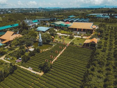 Vietnam 'ın Bao loc şehrinde Çay Pagoda' nın (Vietnamca: Chua Tra) havadan görünüşü. Bu pagoda Nam Phuong Gölü üzerinde yer almaktadır. Seyahat ve manzara konsepti.