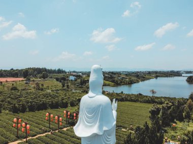 Vietnam 'ın Bao loc şehrinde Çay Pagoda' nın (Vietnamca: Chua Tra) havadan görünüşü. Bu pagoda Nam Phuong Gölü üzerinde yer almaktadır. Seyahat ve manzara konsepti.