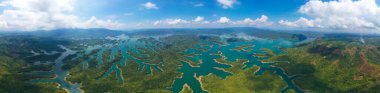 Ta Dung Gölü 'nün panoramik manzarası. Vietnam' ın merkezi dağlık arazisindeki Ha Long Körfezi olarak bilinir. Vietnam 'ın Dak Nong eyaletinde hidroelektrik santralinin güç kaynağı..