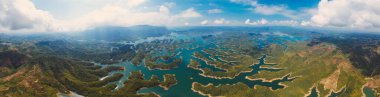 Ta Dung Gölü 'nün panoramik manzarası. Vietnam' ın merkezi dağlık arazisindeki Ha Long Körfezi olarak bilinir. Vietnam 'ın Dak Nong eyaletinde hidroelektrik santralinin güç kaynağı..
