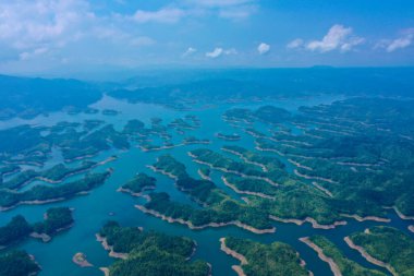Ta Dung Gölü 'nün panoramik manzarası. Vietnam' ın merkezi dağlık arazisindeki Ha Long Körfezi olarak bilinir. Vietnam 'ın Dak Nong eyaletinde hidroelektrik santralinin güç kaynağı..