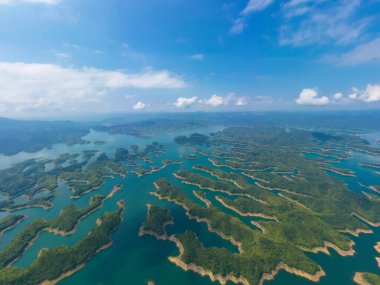 Ta Dung Gölü 'nün panoramik manzarası. Vietnam' ın merkezi dağlık arazisindeki Ha Long Körfezi olarak bilinir. Vietnam 'ın Dak Nong eyaletinde hidroelektrik santralinin güç kaynağı..