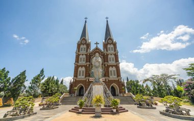 Kutsal Ana Kilisesi (diğer adı Thanh Mau Kilisesi) Bao Loc Town, Lam Dong, Vietnam. Seyahat ve din kavramı.