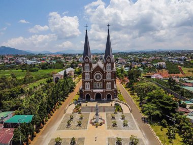 Bao Loc Town, Lam Dong, Vietnam 'daki Kutsal Ana Kilisesi' nin (diğer adı Thanh Mau Kilisesi) havadan görünüşü. Seyahat ve din kavramı.