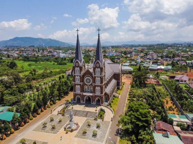 Bao Loc Town, Lam Dong, Vietnam 'daki Kutsal Ana Kilisesi' nin (diğer adı Thanh Mau Kilisesi) havadan görünüşü. Seyahat ve din kavramı.